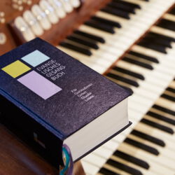Gesangbuch auf der Orgel