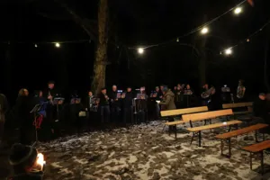 Posaunenchor spielt zur Fackelwanderung